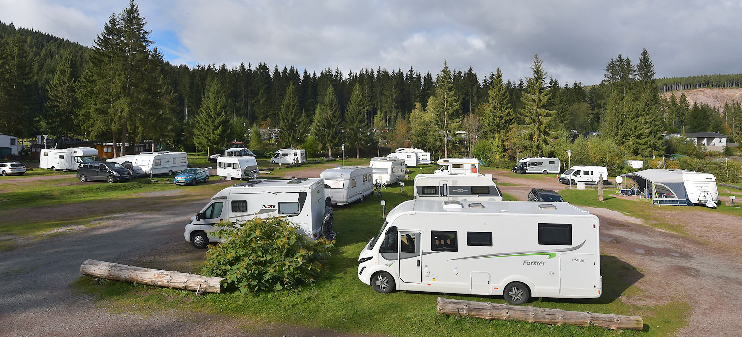 Wohnmobile auf Campingplatz