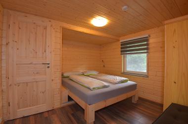 Ferienhaus 5, Schlafzimmer mit Doppelbett