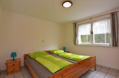 Ferienhaus 10 und 11, Schlafzimmer mit Doppelbett