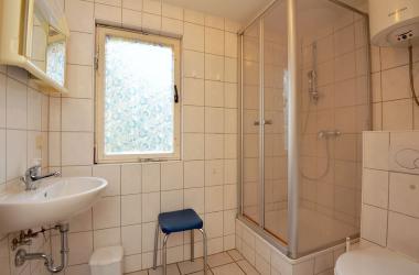 Ferienhaus 10 und 11, Bad mit Dusche / WC