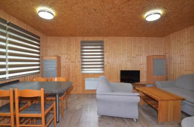 Ferienhaus 4, Wohnzimmer mit Esstisch und Couch