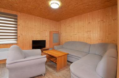 Ferienhaus 4, Wohnzimmer mit Couch und TV