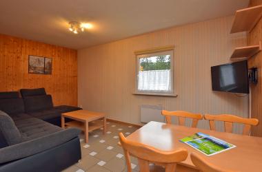 Ferienhaus 1, Wohnzimmer mit Couch, TV und Esstisch
