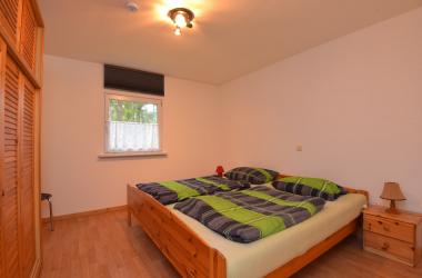 Ferienhaus 1, Schlafzimmer mit Doppelbett