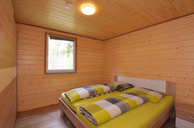 Ferienhaus 2, Schlafzimmer mit Doppelbett